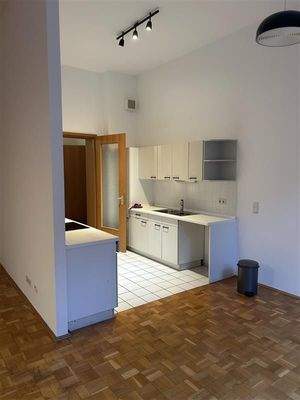 Blick auf die Küche mit der Einbauküche