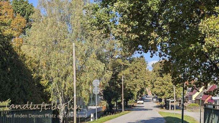 Die Biesenthaler Straße von der Krugbrücke zur Kirche, links das Grundstück.jpg