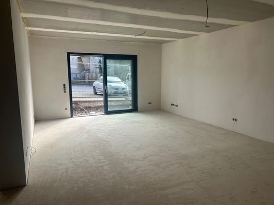 Wohn- Esszimmer mit Ausgang zur Terrasse