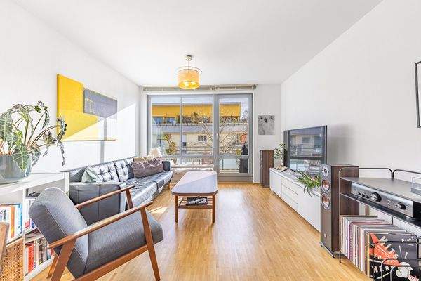 Wonzimmer mit Blick zum Balkon