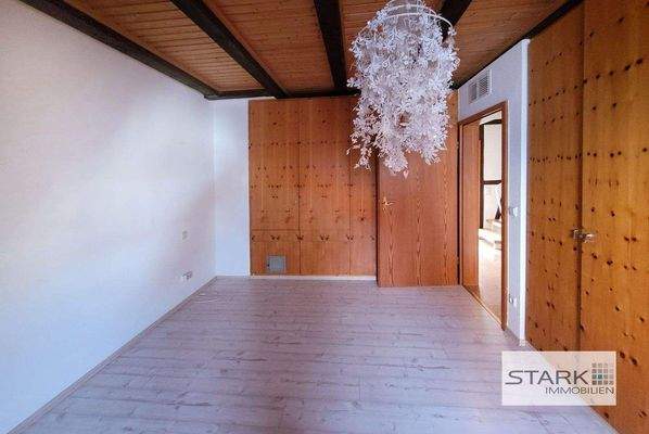 Schlafzimmer mit Einbauschrank.jpg