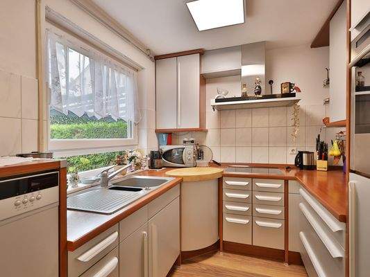 Helle Küche mit Blick auf die Terrasse