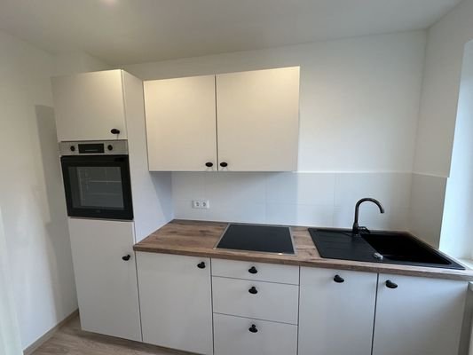 Große Einbauküche mit Induktionsherd und E-Geräten in 2-Zimmer Wohnung