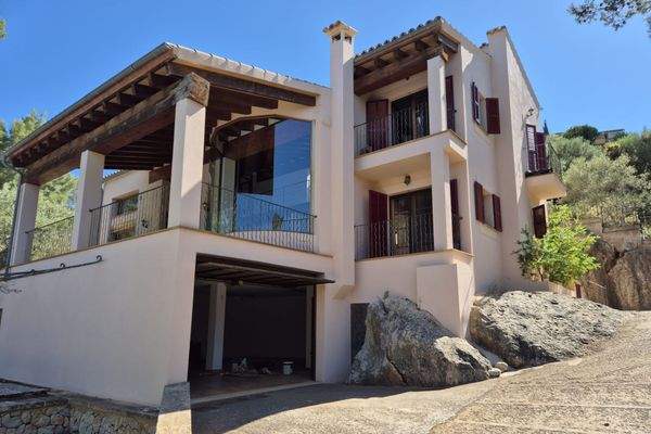 Idyllische Villa in ruhiger Lage mit großem Pool und Weitblick 