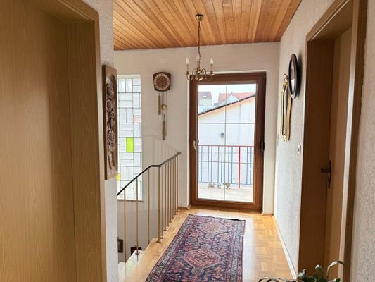 OG Flur Bild 1 - Immobilien Baumeister Neuburg.jpg