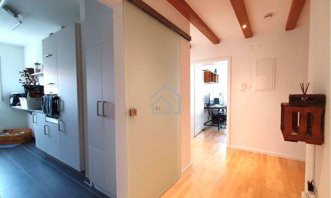 Flur mit Blick in die Küche und Zimmer