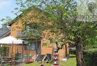 Haushinteransicht mit Garten