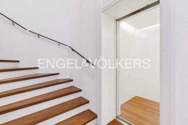 Ein Fahrstuhl bedient diskret alle 4 Etagen, sodass die Villa barrierefrei ist.