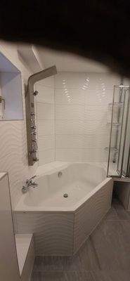 Bad  mit Wanne u. Duschsäule