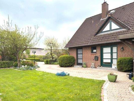 Auffahrt und Hauseingang