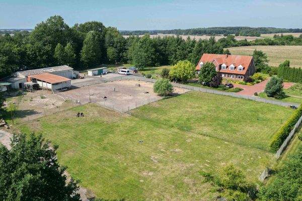 Luftaufnahme Grundstück.