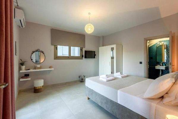 Kreta, Stalos: 2 unabhängige Wohnungen in Strandnähe zu verkaufen