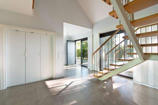 Eingangsbereich mit hochwertigen Tischlereinbauten