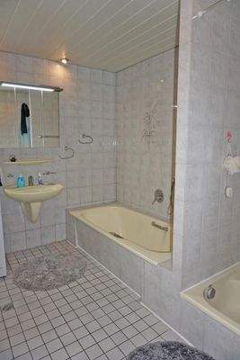 Tageslichtbad mit Dusche und Badewanne