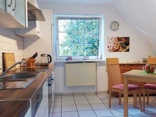 schöne Küche mit Essbereich.jpg