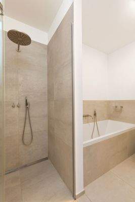 Masterbad mit großformatigen Fliesen