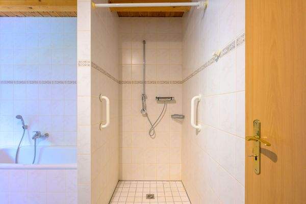 mit Badewanne und bodentiefer Dusche.jpg