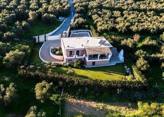 Kreta, Kalyves: Einstöckige Villa mit freiem Bergblick zu verkaufen