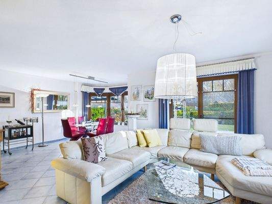 Wohnzimmer mit Blick in den Garten