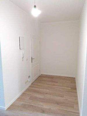 Flur mit neuen Türen und Laminat 