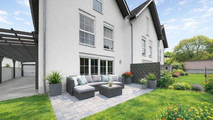 Sommerliches Gartenparadies mit Lounge-Ecke