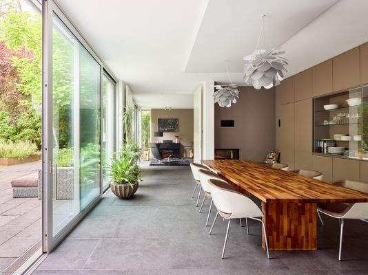 Hochwertigste Aluminiumschiebetüren schaffen lichtdurchflutete Räumlichkeiten