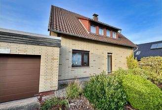 Ansicht von der Straße auf Wohnhaus und angrenzende Garage