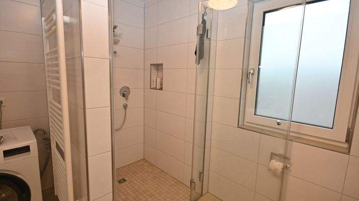 ... bodengleicher Dusche und Waschmaschinenanschluss
