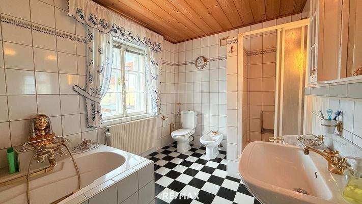 Badezimmer mit Dusche, WC und Badewanne