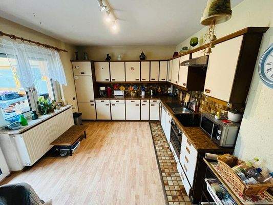 Küche mit Einbauküche