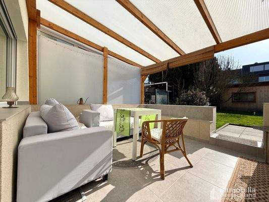 Terrasse mit Blick zum Garten