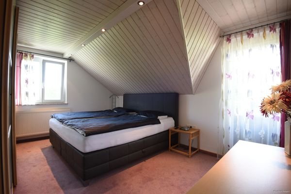 1 OG Schlafzimmer 2
