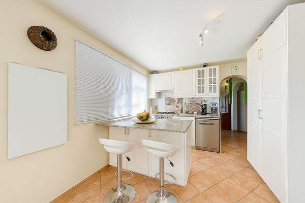 Voll ausgestattete Einbauküche