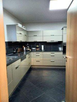 großer offener Wohn-Essbereich mit offener Küche