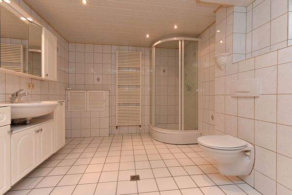 Duschbad mit Anschluss für WM und Trockner im KG 