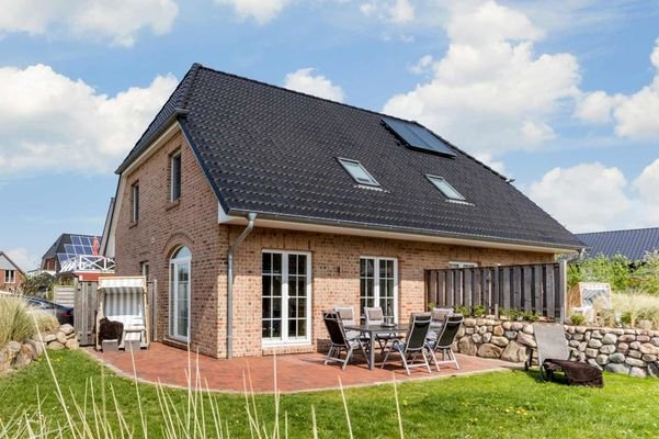 sonnige Südterrasse und Dünengarten (vorne)