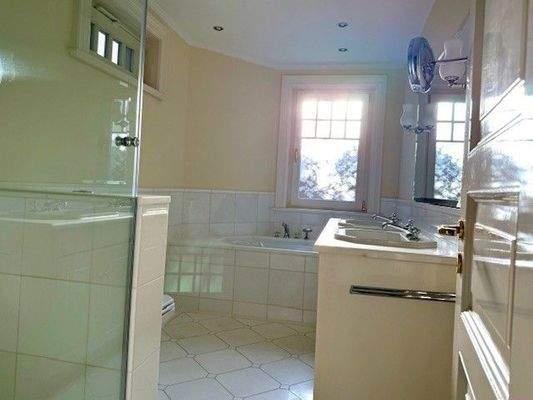 Ensuite-Bad am Hauptschlafzimmer