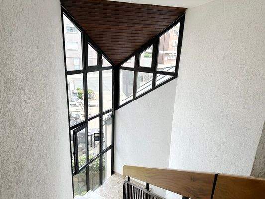 im hellen Treppenhaus.