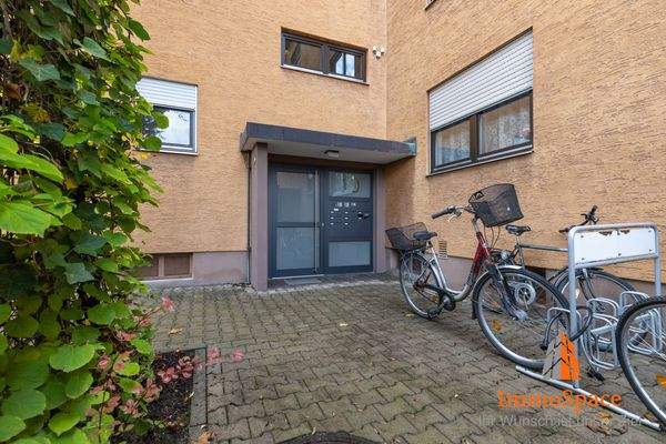 Eingangsbereich des Mehrparteienhauses