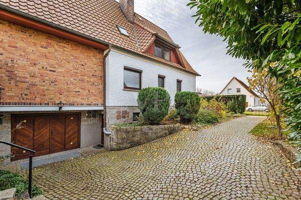 Zufahrt und Parkfläche