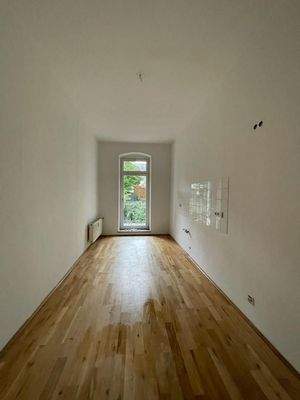 Leerer Raum mit Holzboden