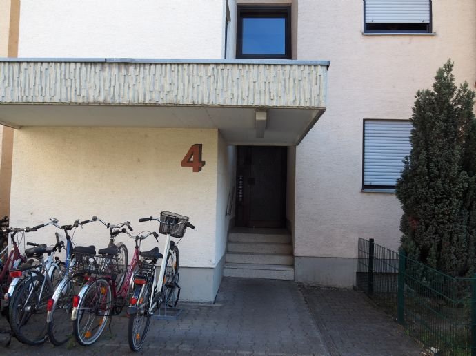 Schön geschnittene,  ruhige zwei-Zimmer Wohnung, mit Balkon, Tiefgaragenstellplatz in Weinheim zu verkaufen