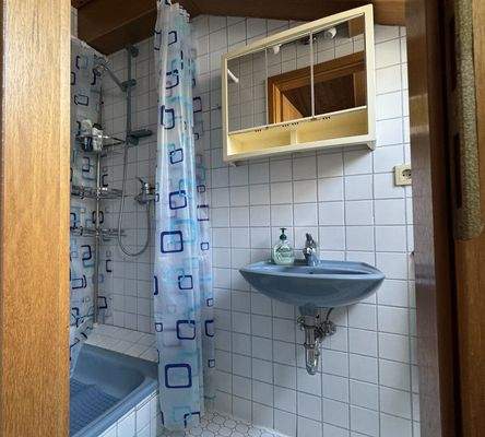 2 OG  Duschbad mit Fenster