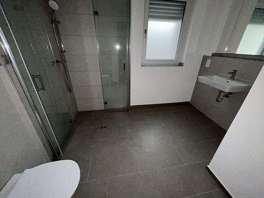 Bad mit Dusche und Fenster