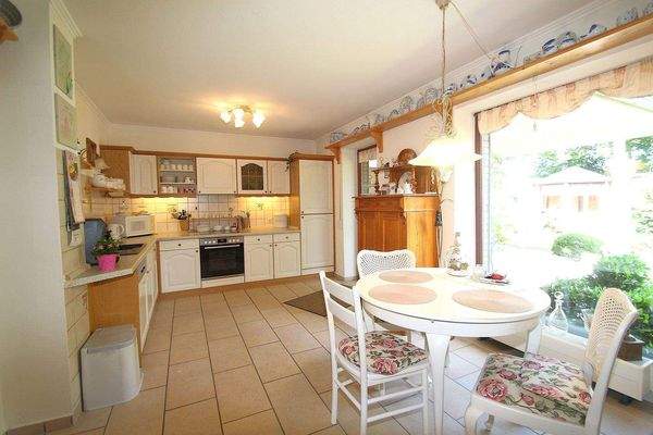 Die voll ausgestattete Landhausküche