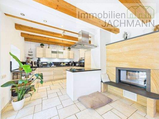 Hauptwohnung Küche und wassergeführter Kaminofen im EG