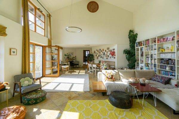 Wohn- und Esszimmer mit Ausgang in den Garten