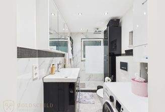 modernes Tageslichtbad mit begehbarer Dusche