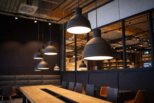 Stilvoller Sitzbereich mit warmem Lichtkonzept