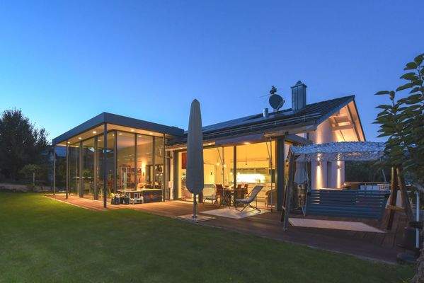 Hausansicht bei Nacht